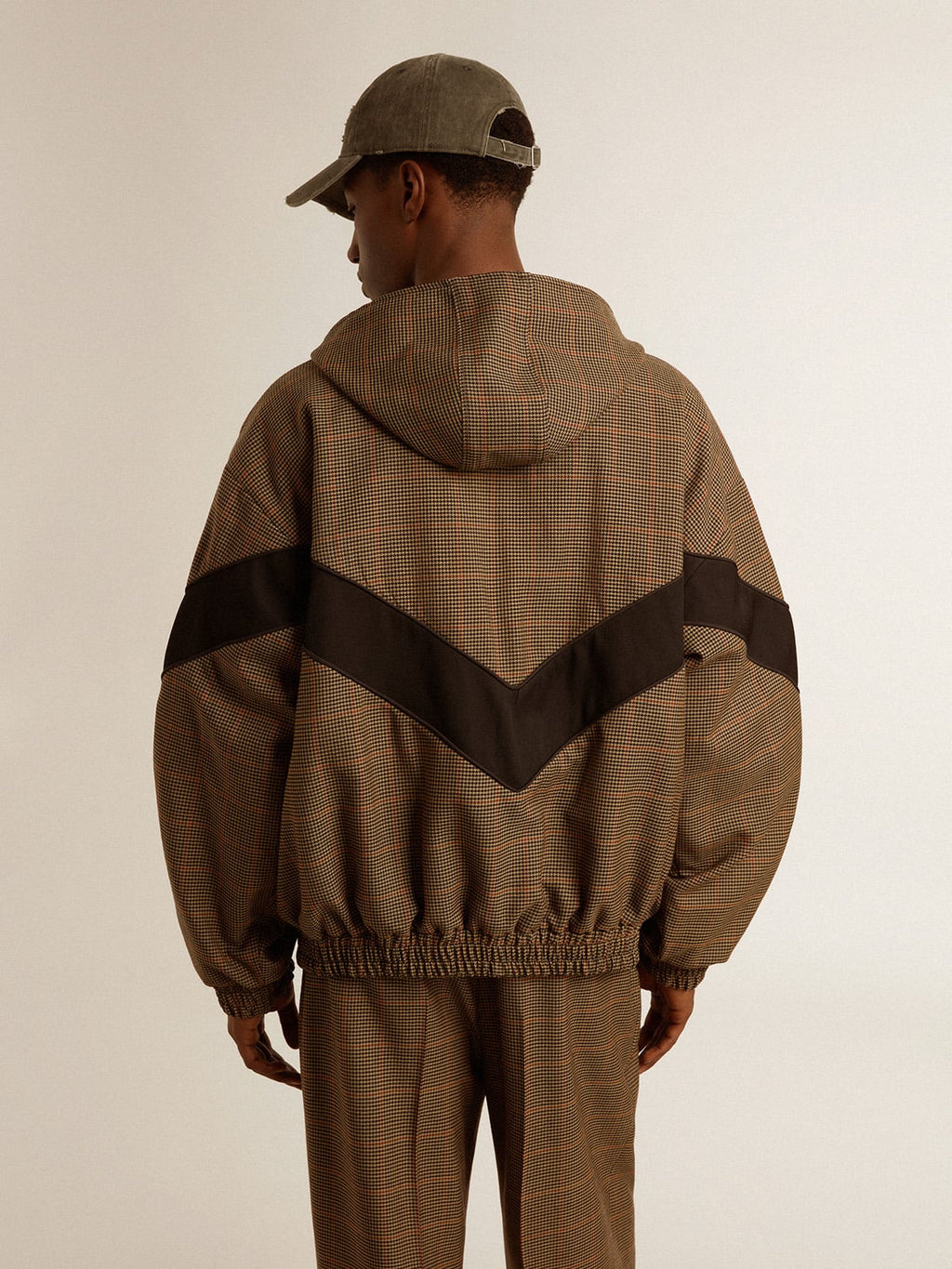 Windcheater in beige and black houndstooth