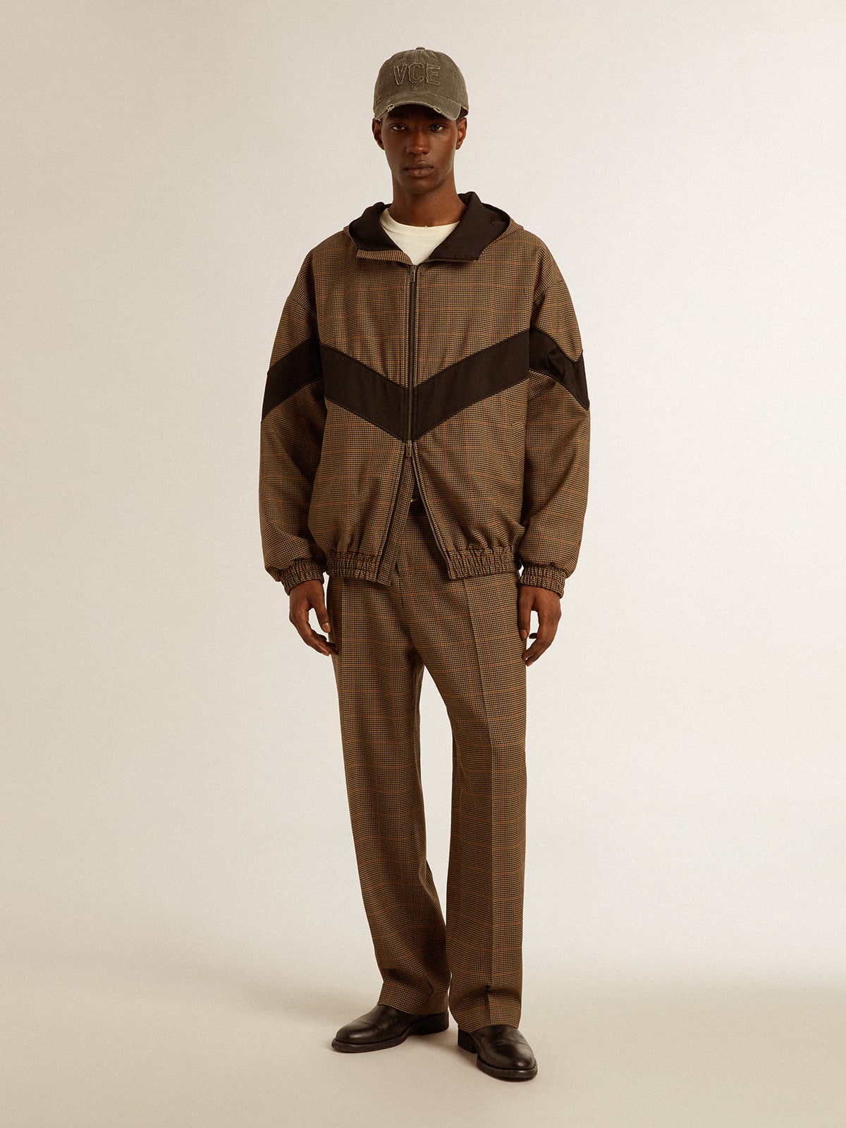 Windcheater in beige and black houndstooth